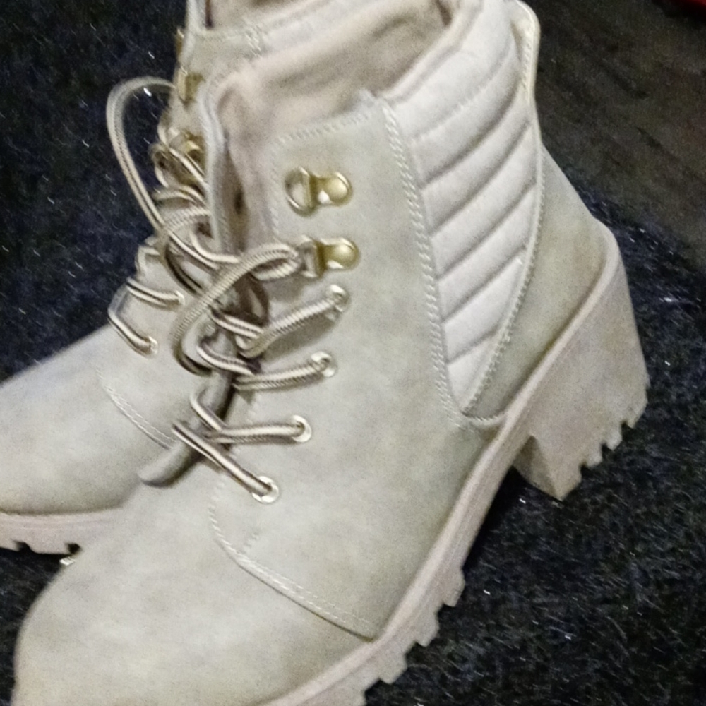 Boots - Picture 3 of 5